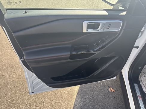 Used 2023 Ford Explorer ST-Line w/ Class IV Trailer Tow Package image 16