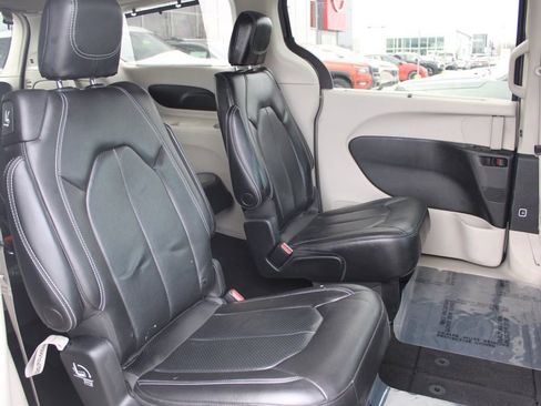 Used 2022 Chrysler Pacifica Touring-L image 21