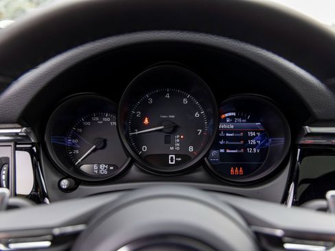 Certified 2025 Porsche Macan image 29