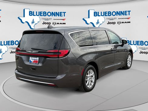 Certified 2023 Chrysler Pacifica Touring-L FWD image 5