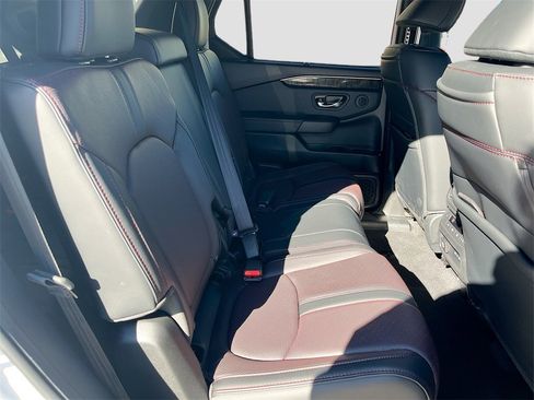 Used 2025 Honda Pilot Black Edition image 30