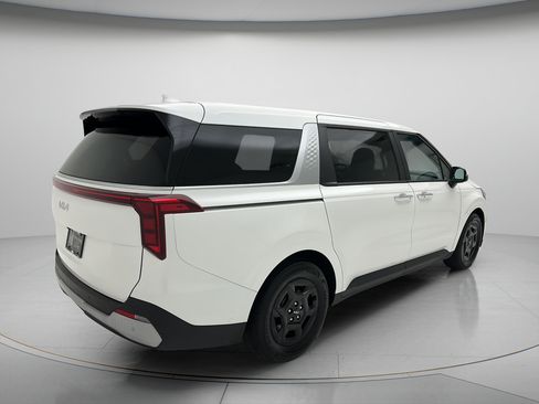 Used 2025 Kia Carnival FWD image 5