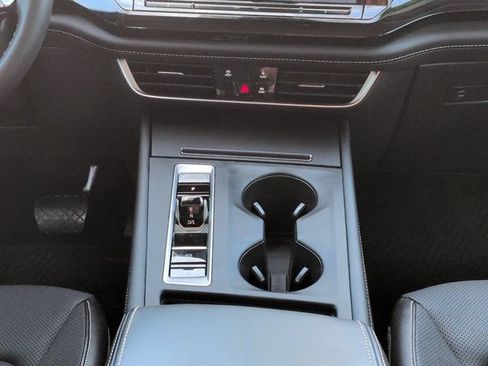 Used 2024 Volkswagen Atlas SE FWD image 18