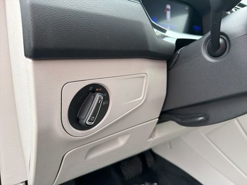 Used 2023 Volkswagen Tiguan SE w/ Panoramic Sunroof Package image 15