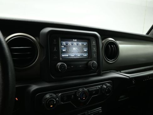 Used 2018 Jeep Wrangler Unlimited Sport image 13