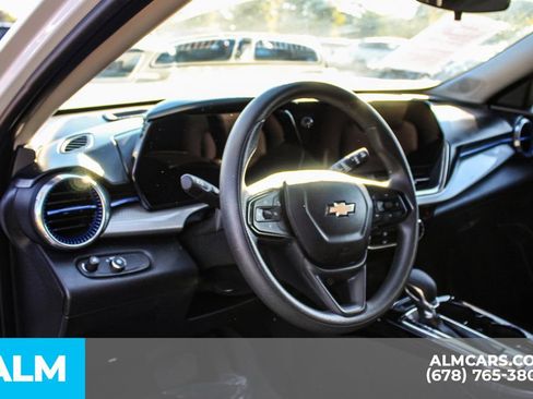 Used 2025 Chevrolet Trax LT FWD image 31