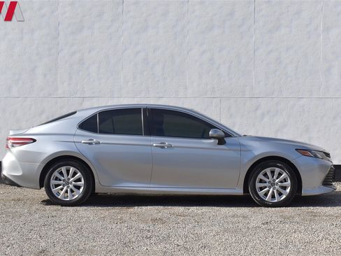 Used 2018 Toyota Camry LE image 5