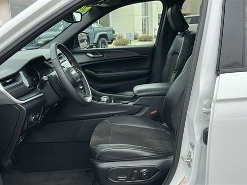 Used 2023 Jeep Grand Cherokee Altitude image 9