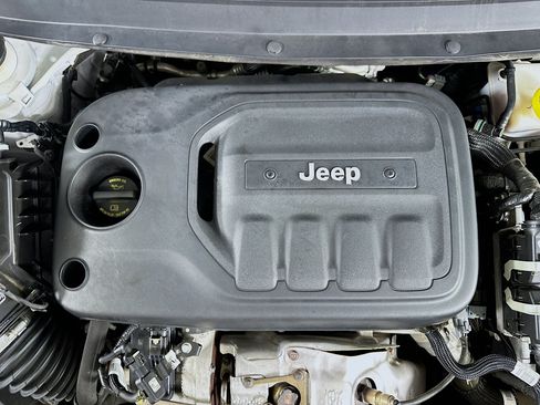 Used 2020 Jeep Cherokee Trailhawk w/ Comfort/Convenience Group AWD/4WD image 34