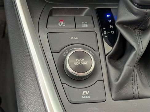 Used 2021 Toyota RAV4 XLE Premium image 31