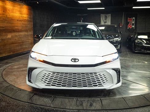 Used 2025 Toyota Camry XSE FWD image 4