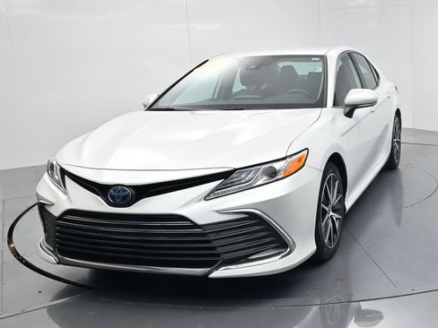 Used 2022 Toyota Camry XLE w/ Cold Weather Package FWD image 3