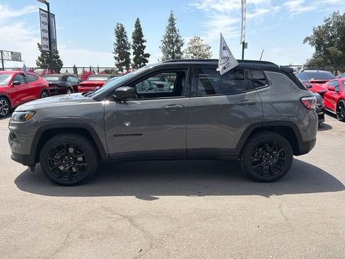 Used 2023 Jeep Compass Latitude AWD/4WD image 7