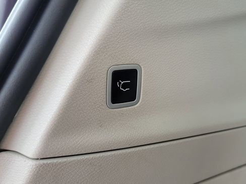 Certified 2024 Chrysler Pacifica Touring-L image 21