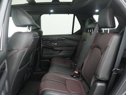 Used 2025 Honda Pilot Black Edition image 13