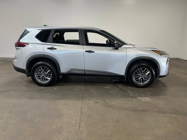 Used 2024 Nissan Rogue S AWD/4WD image 2