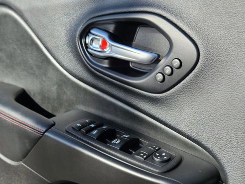 Used 2019 Jeep Cherokee Trailhawk image 11