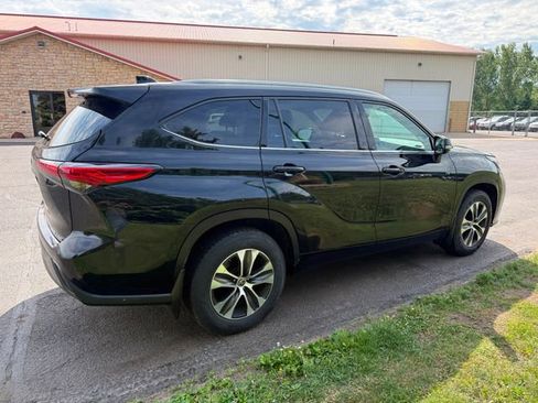 Used 2021 Toyota Highlander XLE AWD/4WD image 3