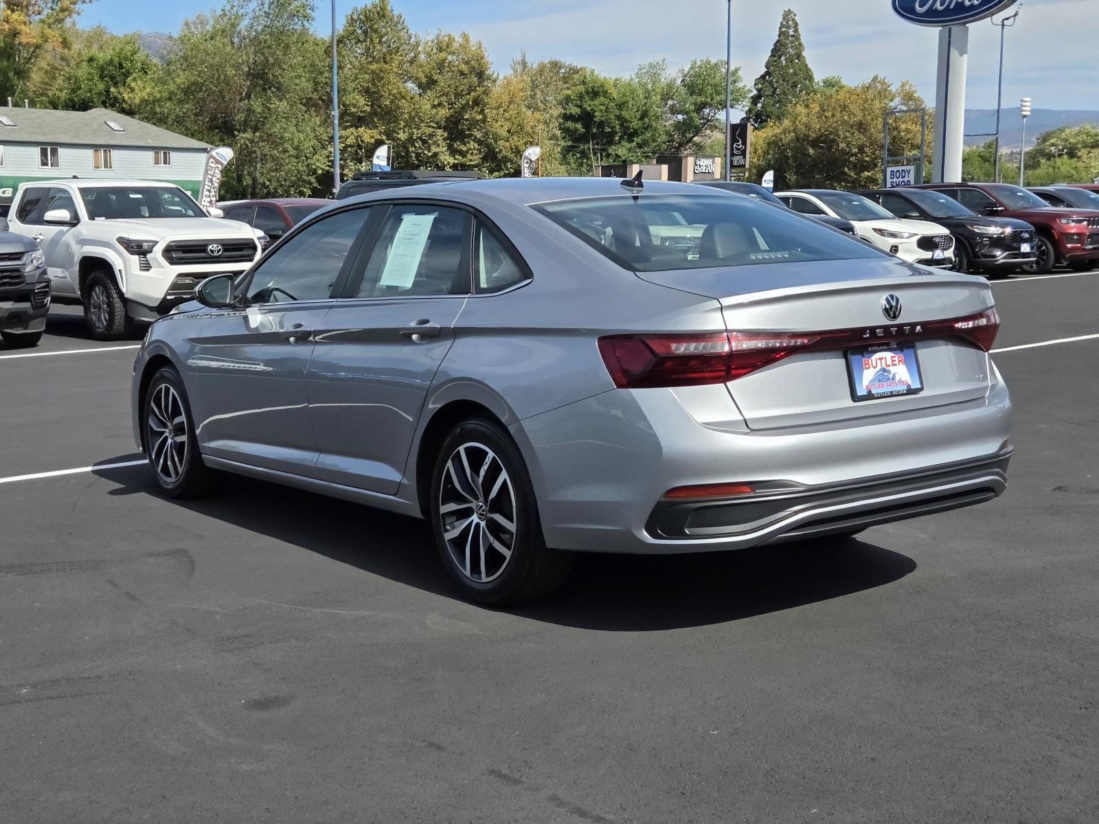 Used 2025 Volkswagen Jetta SE FWD image 7