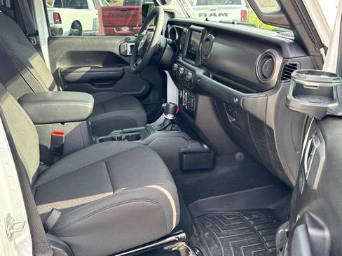 Used 2023 Jeep Gladiator Sport AWD/4WD image 16