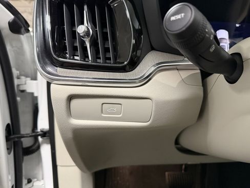 Used 2024 Volvo S60 B5 Plus image 9