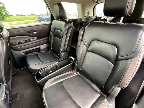 Used 2024 Nissan Pathfinder SL w/ SL Premium Package FWD image 19