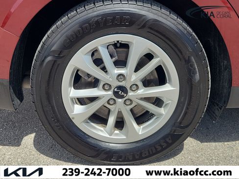 Used 2024 Kia Carnival LX FWD image 9