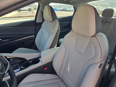 New 2025 Hyundai Elantra Limited image 12