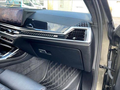 Used 2025 BMW X7 M60i image 18