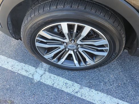 Used 2017 Ford Explorer Platinum image 3