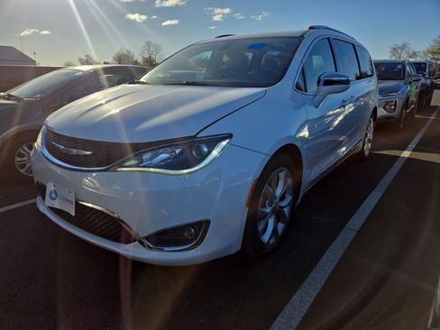 Used 2017 Chrysler Pacifica Limited FWD image 1