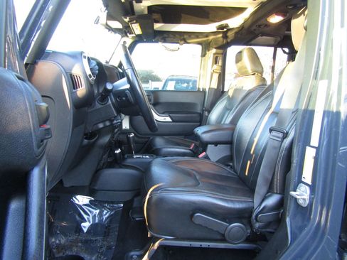 Used 2017 Jeep Wrangler Unlimited Sahara w/ Connectivity Group image 14