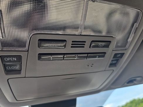 Used 2018 Toyota Highlander XLE AWD/4WD image 21