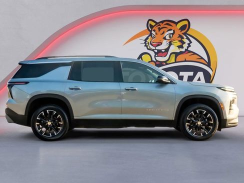 Used 2026 Chevrolet Traverse LT w/ Sun and Wheel Package FWD image 4