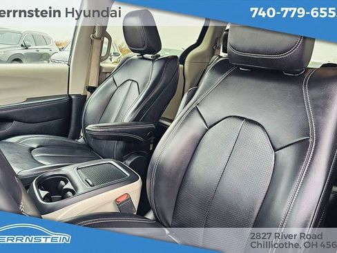 Used 2023 Chrysler Pacifica Touring-L image 19