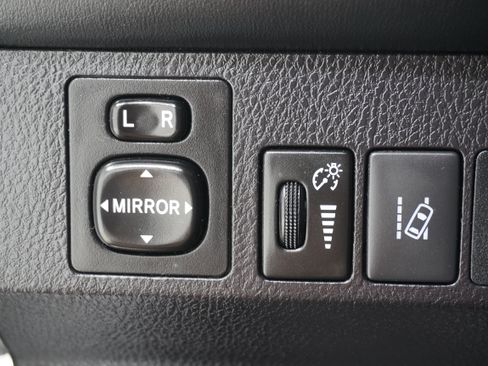 Used 2018 Toyota RAV4 XLE FWD image 23