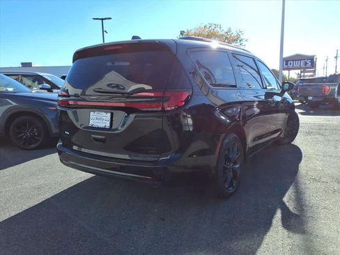 Used 2022 Chrysler Pacifica Limited w/ S Appearance Package image 4