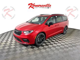 New 2026 Chrysler Pacifica Limited w/ Uconnect Theater Family Group video 3