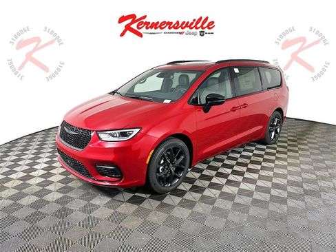 New 2026 Chrysler Pacifica Limited w/ Uconnect Theater Family Group image 3