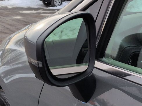 Used 2023 Chrysler Pacifica Touring-L image 11