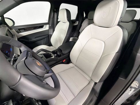 Certified 2026 Porsche Cayenne AWD/4WD image 5