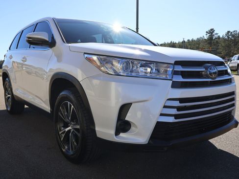 Used 2019 Toyota Highlander LE image 5