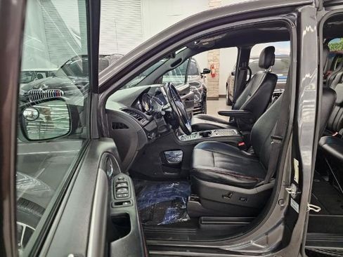 Used 2017 Dodge Grand Caravan GT image 29