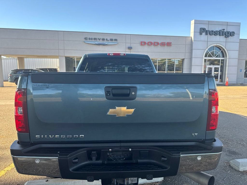 Used 2011 Chevrolet Silverado 2500 LT w/ Interior Plus Package AWD/4WD image 10