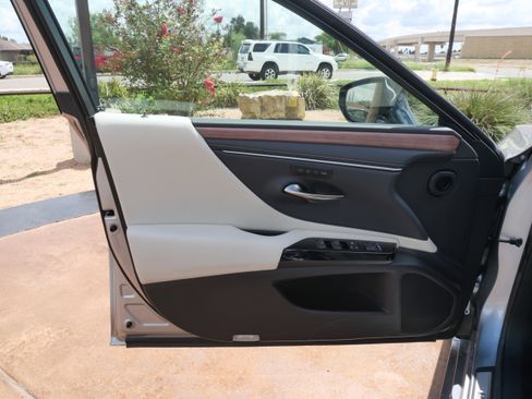 Used 2025 Lexus ES 300h w/ Premium Package image 14