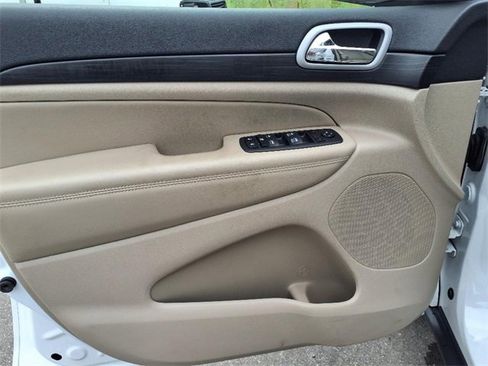 Used 2022 Jeep Grand Cherokee Laredo E image 12