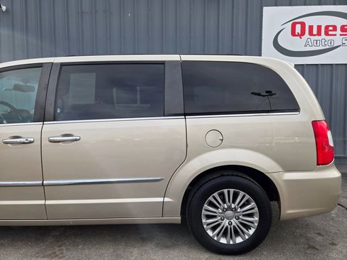 Used 2016 Chrysler Town & Country Touring-L image 4