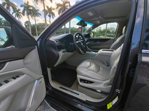 Used 2016 Cadillac Escalade Luxury AWD/4WD image 5