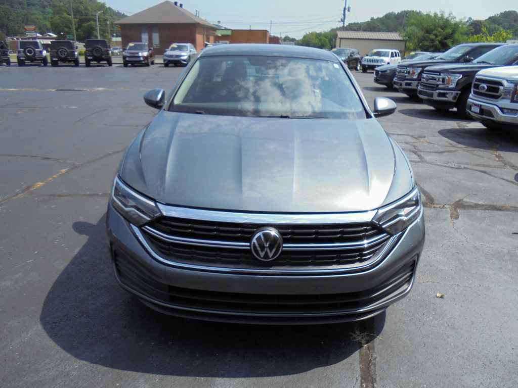 Used 2024 Volkswagen Jetta SE FWD image 3