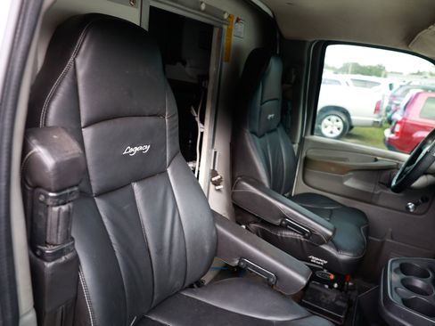 Used 2004 Chevrolet Express 3500 image 8